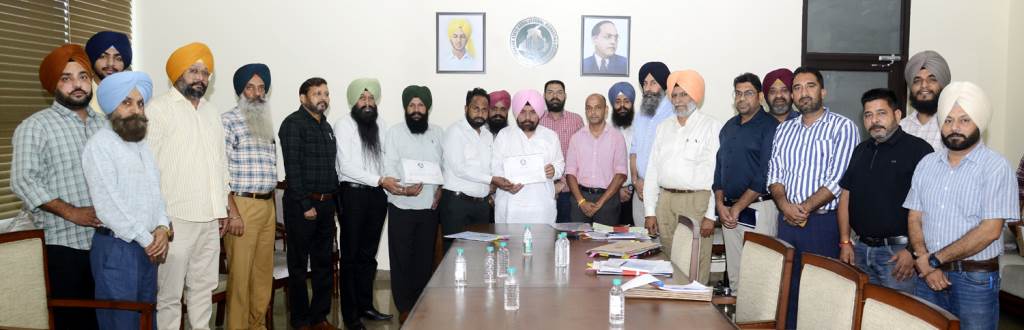 Harchand Singh Barsat honors Punjab Mandi Board Employees Union for organizing a sapling distribution drive